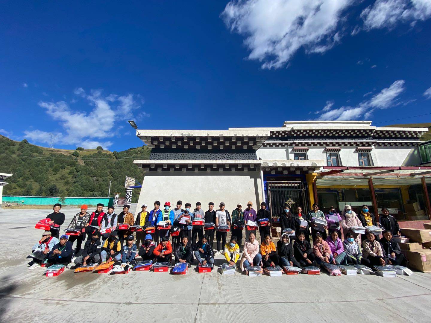 银川绍辉机器人技术公司有限公司公益回顾丨家国同欢月同圆 温暖满载甘孜州(图8)