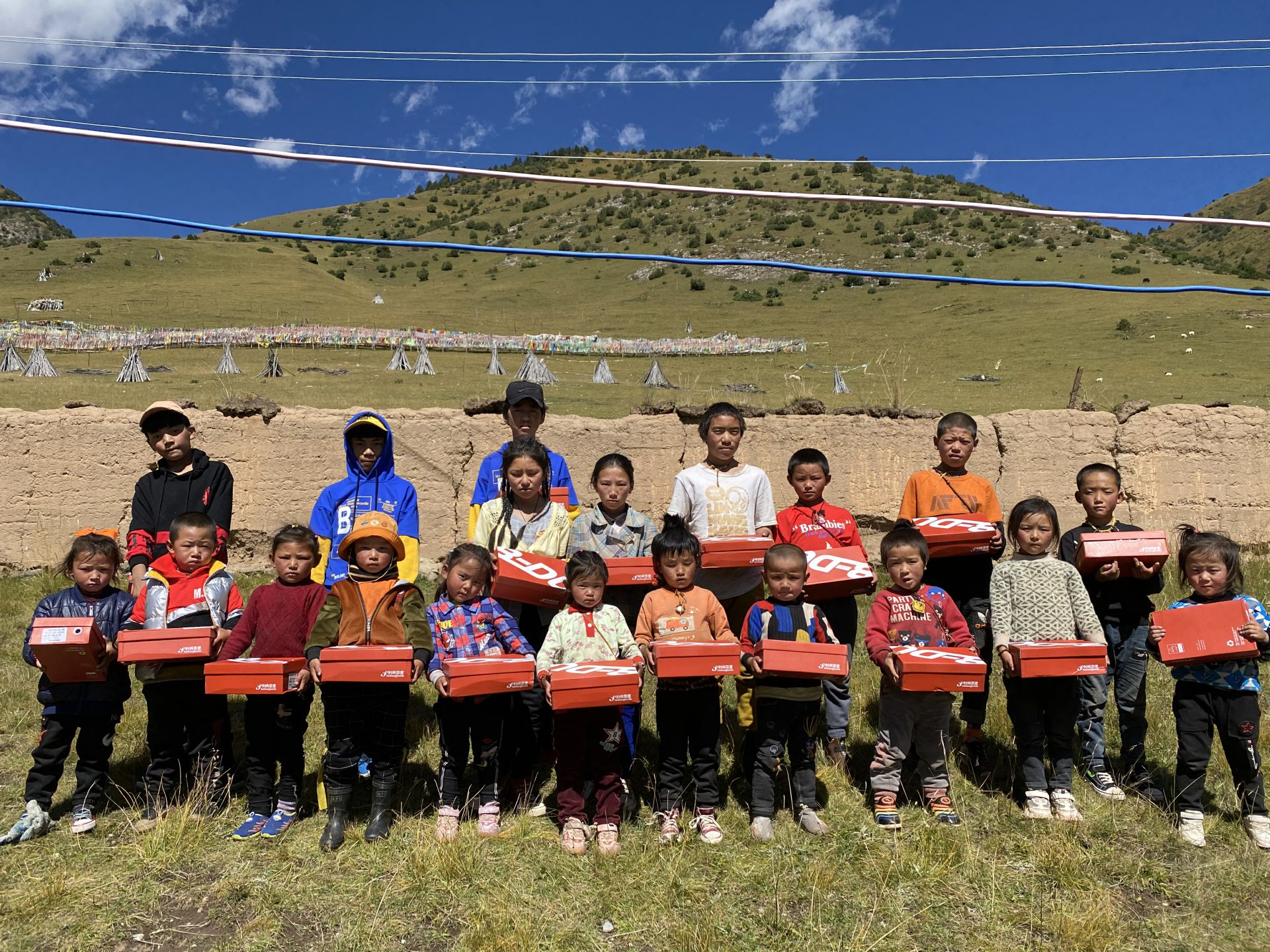 银川绍辉机器人技术公司有限公司公益回顾丨家国同欢月同圆 温暖满载甘孜州(图13)